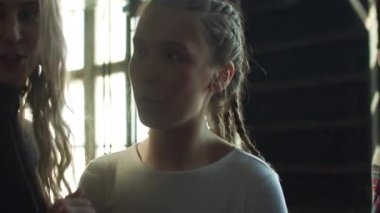 Genç bir adam ve üç kız dans hareketlerini öğreniyorlar. Yüksek kalite 4k görüntü