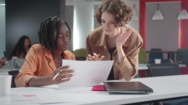 Genç Afrikalı öğretmen öğrencisine verdiği görevi nasıl yapacağını anlatıyor, ağır çekimde. Yüksek kalite 4k görüntü