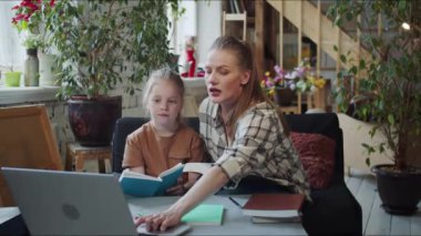 Bir kadın kızının uzaktan dersine katılır. Video görüşmeleri yapıp özel hocayı selamlıyorlar. Yüksek kalite 4k görüntü