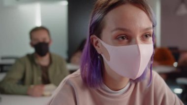 Sınav ödevi yazarken öğrenciler oyalanıyorlar, yavaş çekimde yaklaşıyorlar. Yüksek kalite 4k görüntü