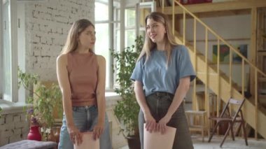 İki güzel genç kız ellerinde Igbt posterleriyle stüdyoda duruyor ve kameraya bakıyor. Yüksek kaliteli FullHD görüntüler