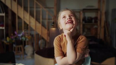 Çocuk kameraya neden koruyucu maskeye ihtiyacımız olduğunu anlatıyor. Maske takıp bir kenara atmak istemiyor. Yüksek kalite 4k görüntü