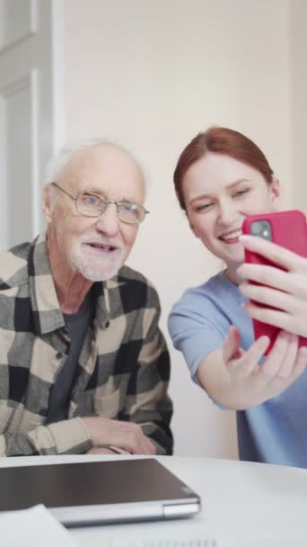 전화로 자신과 그녀의 오래된 아버지의 사진을 찍습니다 그들은 포옹하고 웃습니다 — 비디오