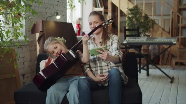 Niño Hace Muecas Toca Guitarra Mamá Intenta Continuar Lección Música — Vídeo de stock