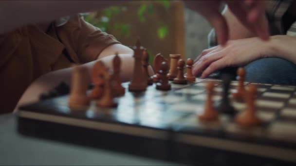 一个女人和一个女孩下棋 那孩子不知道自己在移动什么 胆怯地移动着当铺 高质量的4K镜头 — 图库视频影像