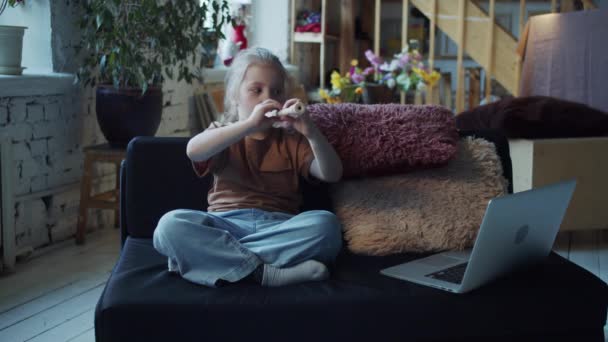 Adolescent Apprend Jouer Flûte Enfant Est Assis Dans Loft Spacieux — Video