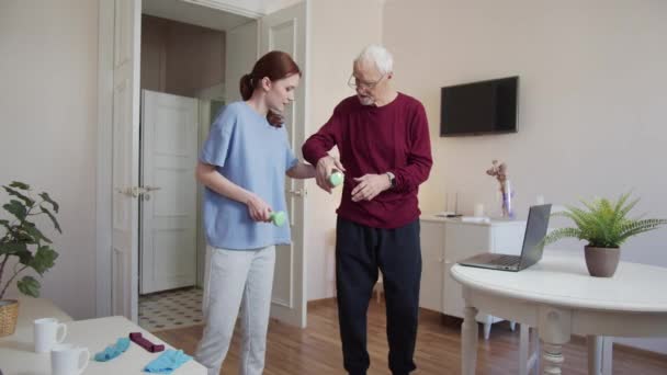 Die Tochter Hilft Ihrem Alten Vater Der Physiotherapie Sie Nehmen — Stockvideo