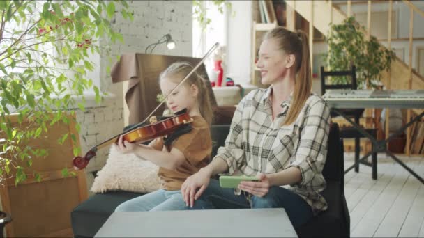 Mamma Figlia Suonano Insieme Una Ragazza Suona Violino Con Fiocco — Video Stock