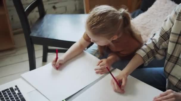 Una Donna Disegna Con Una Bambina Guarda Cosa Disegna Disegna — Video Stock