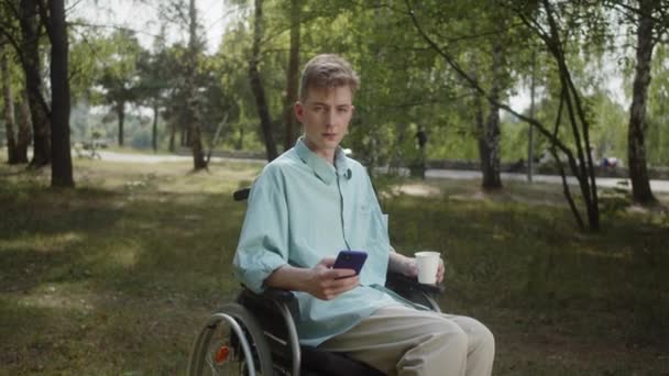 Giovane Disabile Con Una Camicia Blu Sta Guardando Attentamente Qualcosa — Video Stock