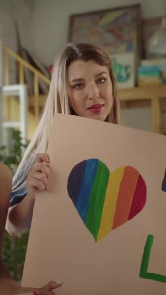 Två Attraktiva Unga Tjejer Står Studion Med Lgbt Affischer Händerna — Stockvideo