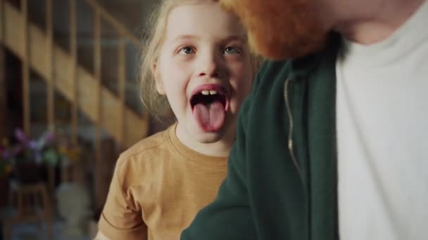 Het Kind Speelt Met Papa Die Hem Tong Grillen Laat — Stockvideo