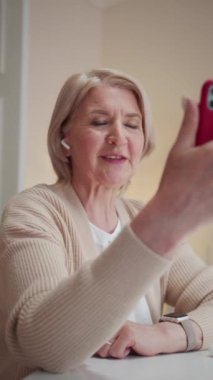 Emekli, video bağlantısı üzerinden akrabalarını arıyor. Hoş bir şekilde selamlıyor ve iletişim kuruyor. Yüksek kaliteli FullHD görüntüler