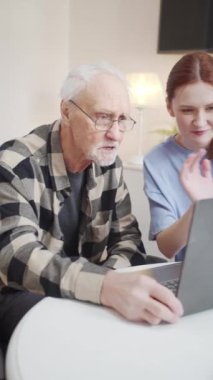 Tekerlekli sandalyedeki bir emekli bilgisayar kullanarak iletişim kuruyor. Kızı ona yardım ediyor. Müdahaleciyi heyecanla selamlıyor. Yüksek kaliteli FullHD görüntüler