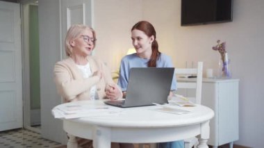 Bir kız ve yaşlı bir bayan aileleriyle internet üzerinden iletişim kuruyor. El sallayıp hoşça kal diyorlar. Emekliler, modern teknolojilerin gelişimine şaşırdılar.