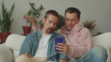 İki yetişkin, çekici Igbt erkeği video konuşmasında arkadaşlarıyla evlerinin içerisi hakkında konuşuyorlar. Yüksek kaliteli FullHD görüntüler