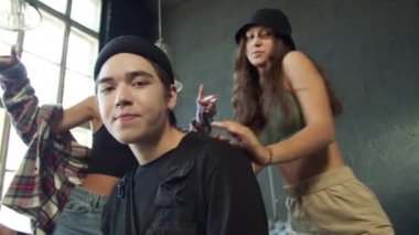 Gençler dans stüdyosunda oynaşıyor. Yüksek kalite 4k görüntü