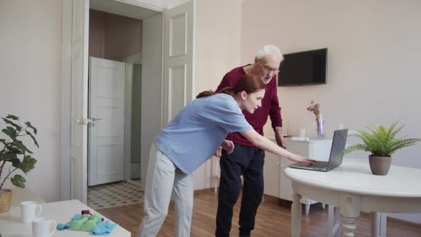 Una Mujer Ayuda Abuelo Hacer Ejercicios Ven Clases Fitness Portátil — Vídeos de Stock