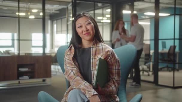 Uma Jovem Senhora Asiática Está Sentada Cadeira Universidade Sorrindo Olhando — Vídeo de Stock
