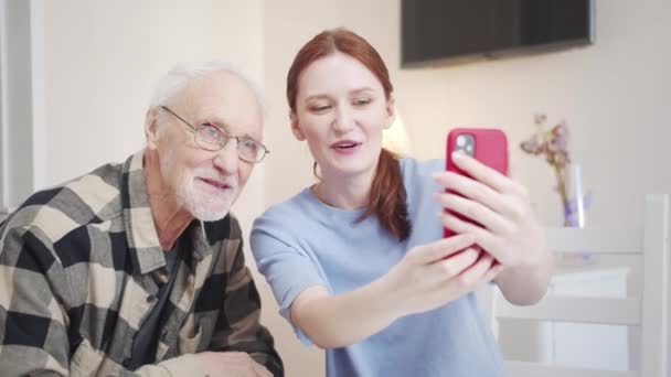 Starszy Pan Jest Zaskoczony Można Robić Zdjęcia Telefonem Jego Dorosła — Wideo stockowe