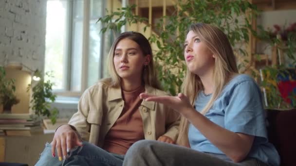 Jovens Senhoras Atraentes Estão Sentadas Juntas Discutindo Sobre Design Estúdio — Vídeo de Stock