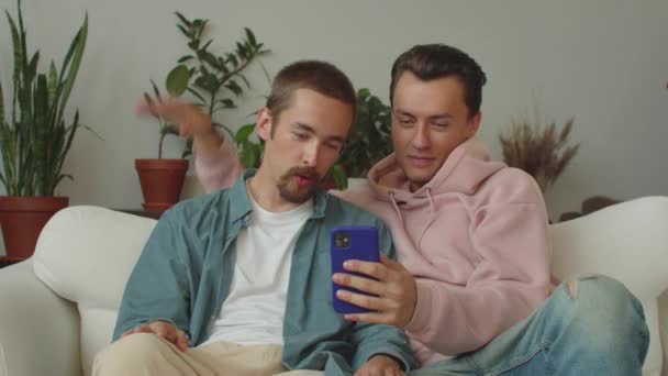 两个有魅力的成年人正在和他们的朋友通过视频通话谈论他们公寓的内部情况 优质Fullhd影片 — 图库视频影像