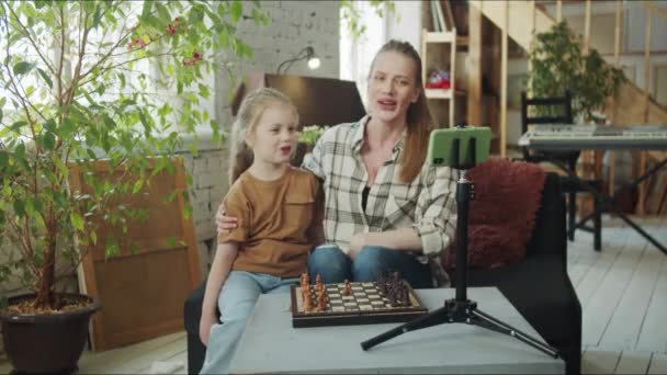 Woman Her Daughter Played Chess Video Broadcast Say Goodbye Stream — Stock Video