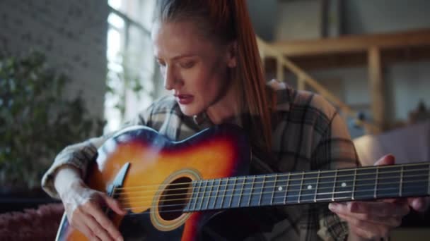 Una Mujer Está Aprendiendo Tocar Guitarra Ella Tímidamente Rasga Los — Vídeos de Stock