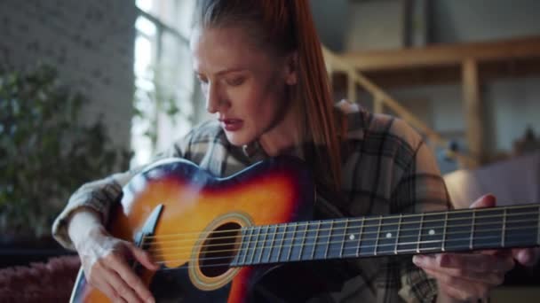 Una Donna Sta Imparando Suonare Chitarra Timidamente Strumenta Gli Accordi — Video Stock