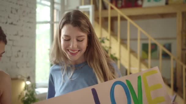 Primeiro Plano Duas Meninas Bonitas Estão Estúdio Com Cartaz Lgbt — Vídeo de Stock