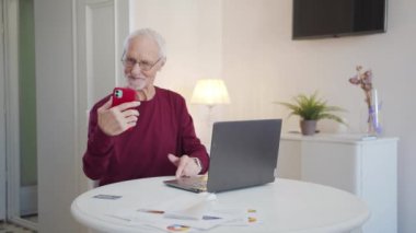 Emekli, akıllı telefon aracılığıyla video bağlantısı ile iletişim kuruyor. Düğmelere basıyor ve müfettişle olan bağlantısını kaybediyor. Kafası karışık ve kızgın. Yüksek kalite 4k görüntü