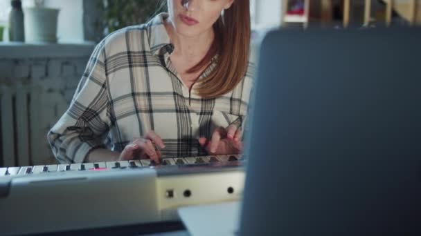 Een Volwassen Vrouw Speelt Avonds Laat Piano Werkt Hard Drukt — Stockvideo