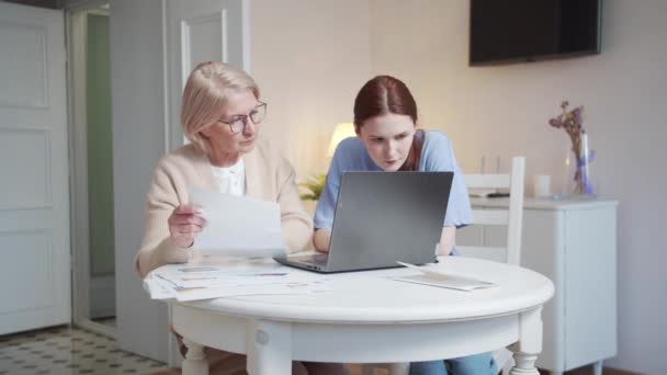 Молодая Дочь Пожилая Женщина Очках Вместе Платят Налоги Используют Ноутбук — стоковое видео