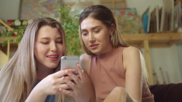 Dos Chicas Bastante Lgbt Están Sentadas Sofá Charlando Con Sus — Vídeo de stock