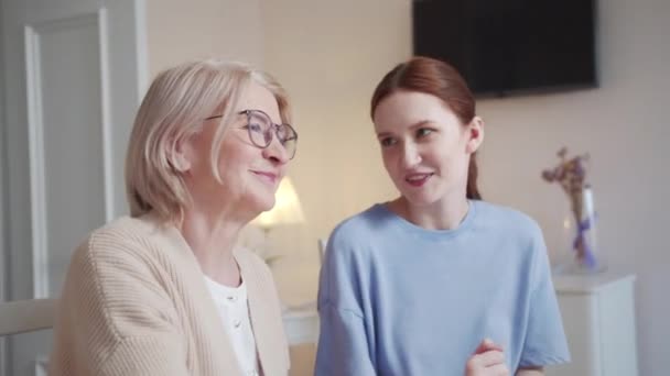 Kobieta Jej Starsza Matka Entuzjazmem Rozmawiają Przed Kamerą Używają Rozmowy — Wideo stockowe