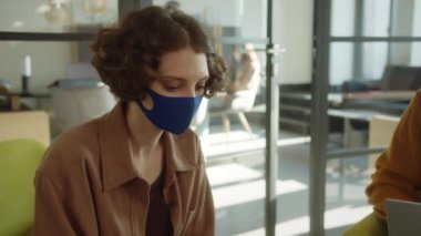 İki öğrenci salonda birlikte oturuyorlar ve yapmaları gereken projeyi tartışıyorlar, yavaş çekimde yakın çekimde. Yüksek kalite 4k görüntü