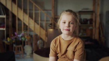 Çocukla röportaj yapılıyor. Düşüncelerini paylaşıyor. O samimi ve dürüsttür. Yüksek kalite 4k görüntü