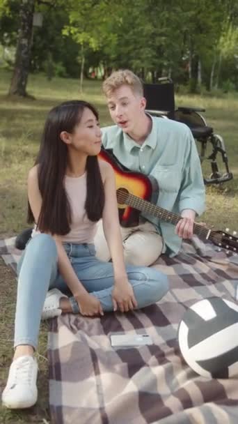 Joven Discapacitado Con Una Camisa Azul Está Tocando Guitarra Cantando — Vídeos de Stock