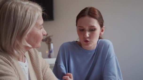 Eine Erwachsene Frau Kommuniziert Mit Einer Älteren Mutter Sie Sitzen — Stockvideo