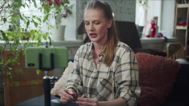 Młoda Dziewczyna Siedzi Przestronnym Mieszkaniu Przed Telefonem Prowadzi Strumień Poświęcony — Wideo stockowe