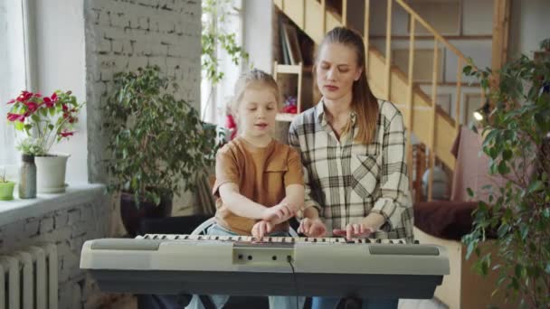 Мама Проводит Время Своей Дочерью Играют Синтезаторе Четырьмя Руками Высококачественные — стоковое видео