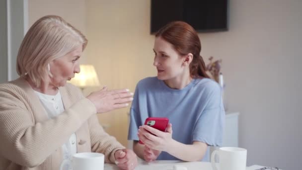 Bir Emekli Yetişkin Kızı Birlikte Müzik Dinlerler Yaşlı Kadın Kablosuz — Stok video