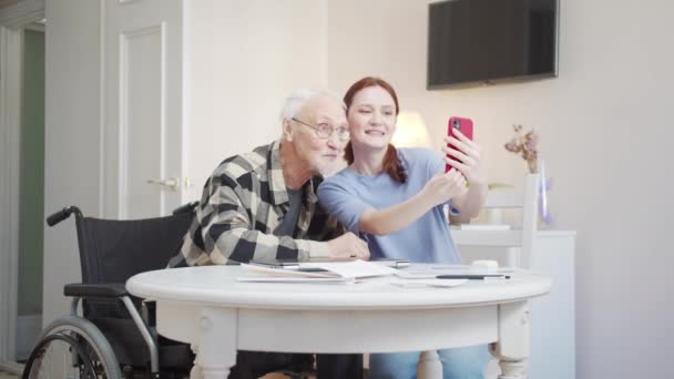 Wnuczka Razem Dziadkiem Wózku Robią Sobie Selfie Przez Telefon Wysokiej — Wideo stockowe