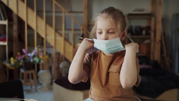 Dziecko Zdejmuje Maskę Która Jest Dla Niej Duża Odrzuca Bok — Wideo stockowe