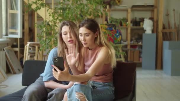 Twee Jonge Lgbt Dames Praten Verder Met Hun Vrienden Het — Stockvideo