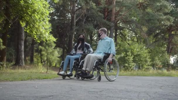 Twee Gehandicapte Jonge Vrienden Lopen Het Bos Praten Langzaam Met — Stockvideo