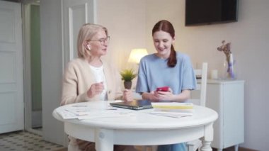 Bir emekli ve genç bir kadın oturma odasında birlikte müzik dinliyorlar. Satrushka 'nın kulaklıklarında kablosuz kulaklık var. Müziğin ritmine göre hareket eder ve müzikten ilham alır.