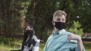 İki engelli arkadaş ormanda yürüyor, arkadaşlarıyla buluşuyor ve onlarla konuşuyorlar. Yüksek kalite 4k görüntü