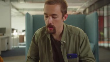 Üniversitedeki dinlenme yerinde oturan iki öğrenci, öğretmenleriyle video konuşmasında üniversite projesini tartışıyor. Yüksek kaliteli FullHD görüntüler