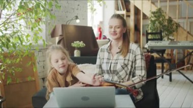 Aile, video bağlantısı üzerinden bir müzik öğretmeni tarafından çağrılmaktadır. Kemanın aletini sorup yayı inceliyorlar. Yüksek kalite 4k görüntü